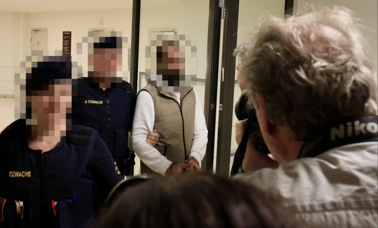 تبرئة رجل عراقي من تهم الاحتجاز القسري في فيينا بعد أن استغاثة ابنته ذات الست سنوات للشرطة النمساوية تبرئة رجل عراقي من تهم الاحتجاز القسري في فيينا بعد أن استغاثة ابنته ذات الست سنوات للشرطة النمساوية