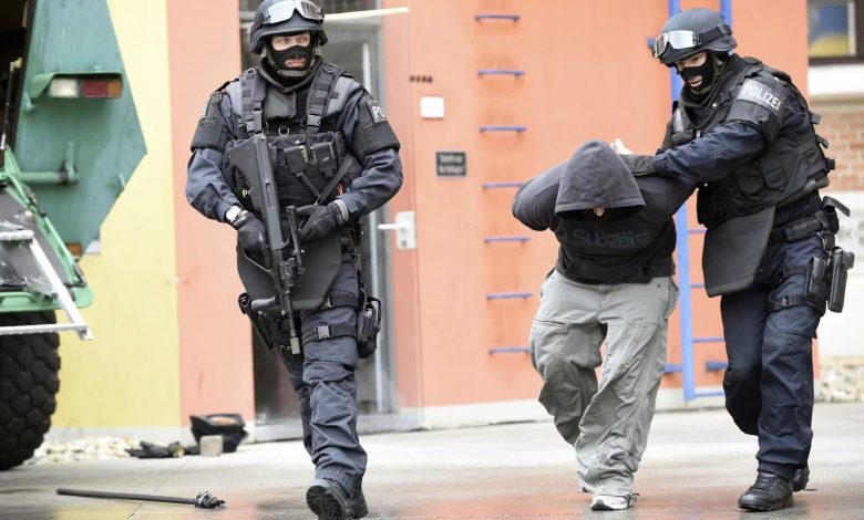 خلافات عاطفية تتحول إلى مواجهة مسلحة في الحي 18 بفيينا.. اعتقال نمساوي وروماني وبوسني بتهمة الاعتداء الجسيم