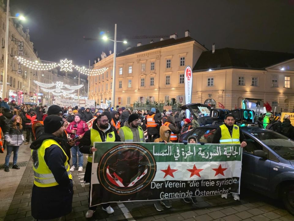 نحو 5000 متظاهر في فيينا رفضاً لتخفيض المساعدات الاجتماعية على اللاجئين نحو 5000 متظاهر في فيينا رفضاً لتخفيض المساعدات الاجتماعية على اللاجئين