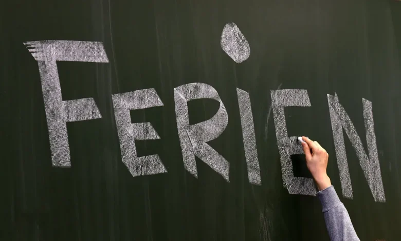 تغيير مواعيد العطلات المدرسية لعام 2027 في تيرول وسالزبورغ لتفادي ذروة الزحام السياحي تغيير مواعيد العطلات المدرسية لعام 2027 في تيرول وسالزبورغ لتفادي ذروة الزحام السياحي