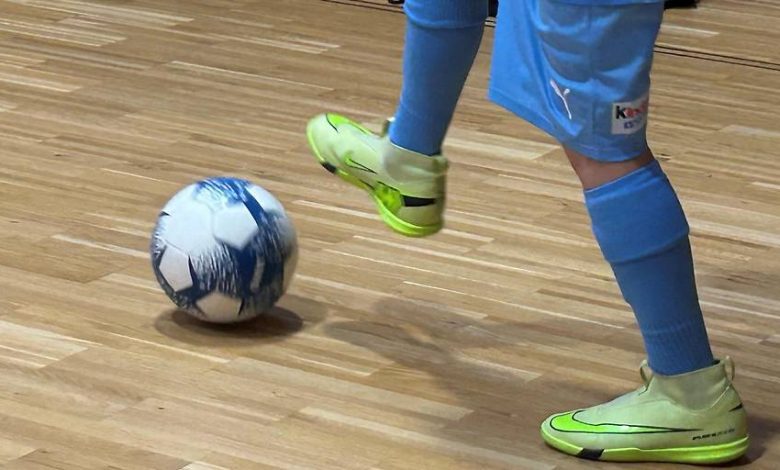 تحول مباراة كرة قدم إلى شغب عنيف.. الشرطة النمساوية ترافق فريقاً ألمانياً إلى خارج الملعب في تيرول تحول مباراة كرة قدم إلى شغب عنيف.. الشرطة النمساوية ترافق فريقاً ألمانياً إلى خارج الملعب في تيرول