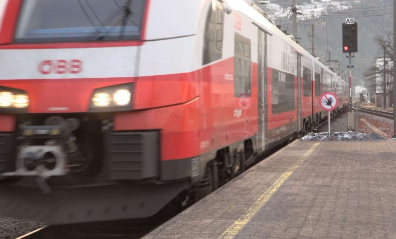 نقل مصاب بمروحية إنقاذ إلى مستشفى Feldkirch بعد حادث دهس قطار في ولاية فورآرلبرغ