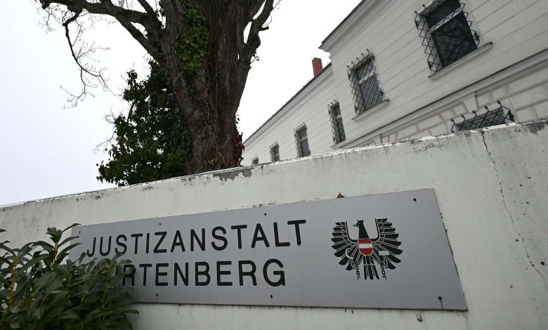 شبهات جنائية تلاحق 12 حارساً نمساوي في سجن Hirtenberg بعد وفاة سجين بكسور في الجمجمة