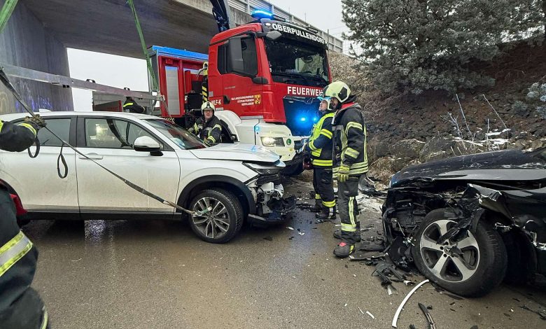 الجليد يتسبب في تصادم ثلاث مركبات على طريق زراعي في “بورغنلاند” الجليد يتسبب في تصادم ثلاث مركبات على طريق زراعي في “بورغنلاند”