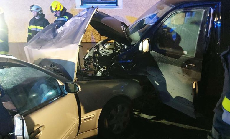 بسبب خطأ في التجاوز.. إصابة ستة أشخاص في حادث تصادم وجهاً لوجه بمنطقة Leibnitz في شتايرمارك بسبب خطأ في التجاوز.. إصابة ستة أشخاص في حادث تصادم وجهاً لوجه بمنطقة Leibnitz في شتايرمارك