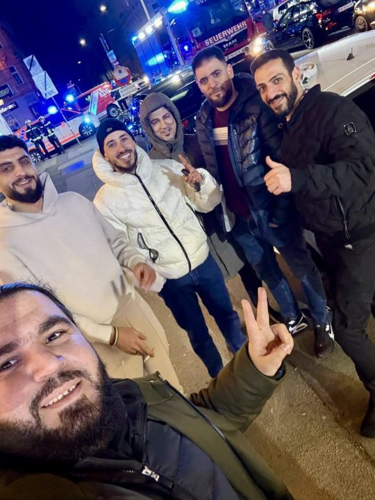 أبطال سوريون يمنعون كارثة حريق مفتعل في الحي العاشر بفيينا (فيديو) أبطال سوريون يمنعون كارثة حريق مفتعل في الحي العاشر بفيينا (فيديو)