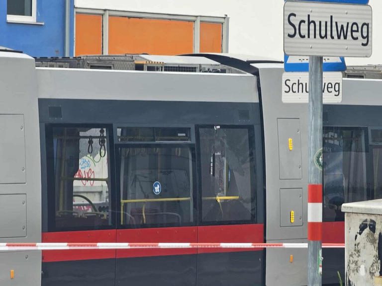 بعد سحبه من “الترام”.. اعتقال ليبي في فيينا شارك في عملية سطو جماعي بساحة Schwedenplatz بعد سحبه من “الترام”.. اعتقال ليبي في فيينا شارك في عملية سطو جماعي بساحة Schwedenplatz