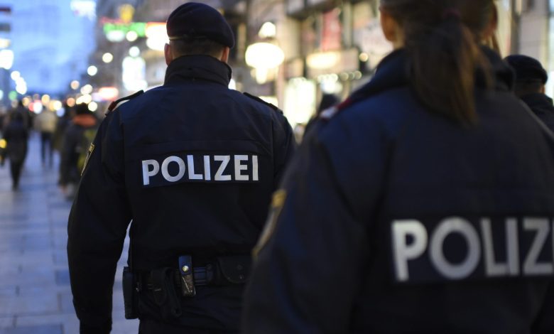 شاب عارٍ ومخمور يهاجم الشرطة ويصيب ضابطين بجروح في فيينا-Floridsdorf