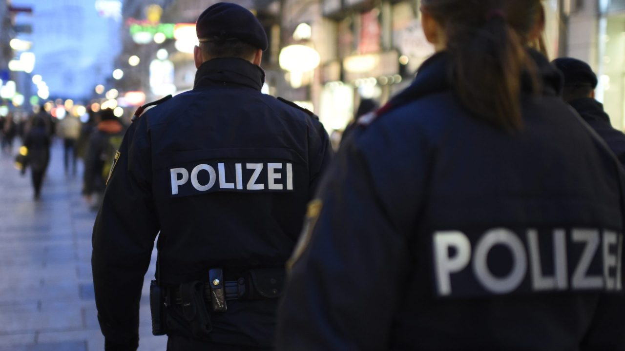 شاب عارٍ ومخمور يهاجم الشرطة ويصيب ضابطين بجروح في فيينا-Floridsdorf