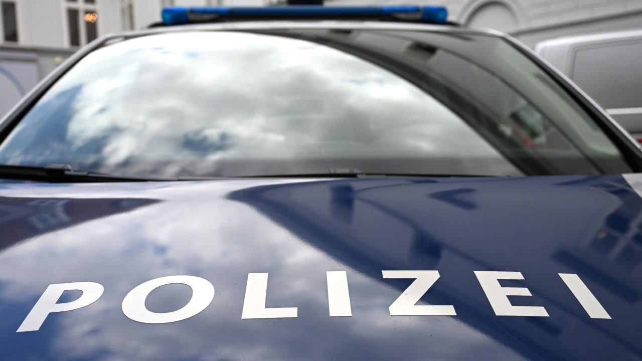 توقيف أربعة سوريين وتركي بعد سلب مراهقين ألعاب نارية تحت تهديد السلاح في النمسا السفلى توقيف أربعة سوريين وتركي بعد سلب مراهقين ألعاب نارية تحت تهديد السلاح في النمسا السفلى
