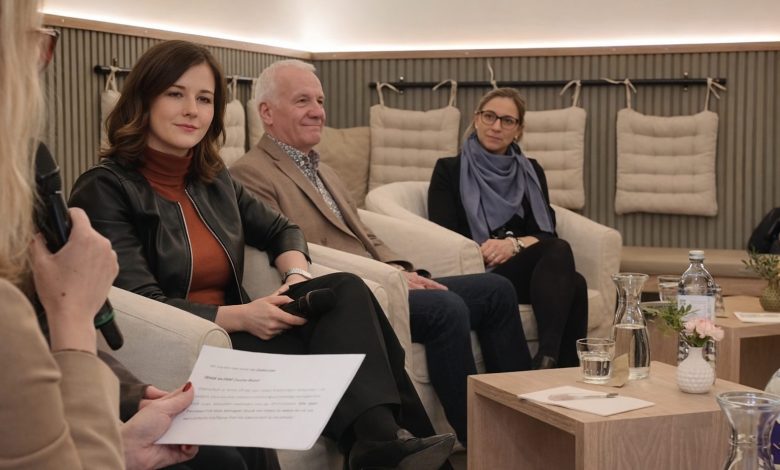 في جلسة قهوة.. وزيرة الأسرة كلوديا باور تؤكد أن الهجرة ليست الحل لأزمة تناقص السكان في النمسا
