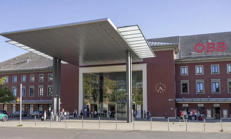 شجار عنيف في محطة Klagenfurt بين سوريين ينتهي بنقل شاب مطعون بسكين إلى المستشفى واعتقال آخر