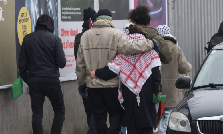 انفجار بـ “خطأ تقني” يبتر أصابع متظاهر خلال احتجاج ضد توريد محركات لـ “مسيرات إسرائيلية” في النمسا العليا انفجار بـ “خطأ تقني” يبتر أصابع متظاهر خلال احتجاج ضد توريد محركات لـ “مسيرات إسرائيلية” في النمسا العليا