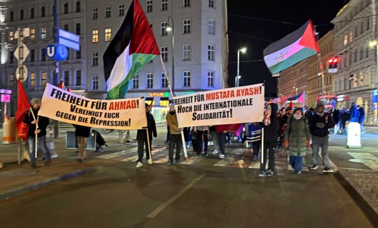 بعد سجنه لثلاثة أسابيع.. تبرئة ناشط فلسطيني في فيينا من تهم دعم الارهاب وحماس بسبب شعار “من النهر إلى البحر”