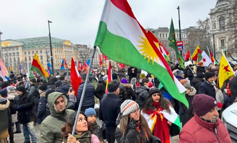 بين مرارة “الخيانة” وإرادة “المقاومة”.. كورد النمسا يخشون ضياع أحلامهم في تجربة “روج آفا”