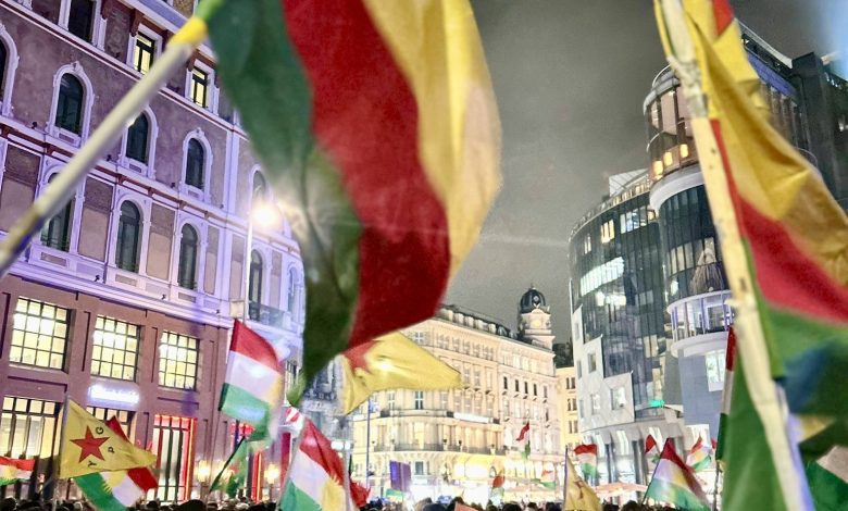 مظاهرات كردية حاشدة في فيينا وتيرول وسالزبورغ تنديداً بسياسات “أحمد الشرع” في سوريا مظاهرات كردية حاشدة في فيينا وتيرول وسالزبورغ تنديداً بسياسات “أحمد الشرع” في سوريا