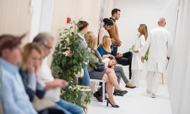 متوسط الانتظار 10 أيام فقط.. الأطباء يقترحون منصة مركزية للمواعيد الطارئة لتخفيف الضغط عن المشافي في النمسا متوسط الانتظار 10 أيام فقط.. الأطباء يقترحون منصة مركزية للمواعيد الطارئة لتخفيف الضغط عن المشافي في النمسا