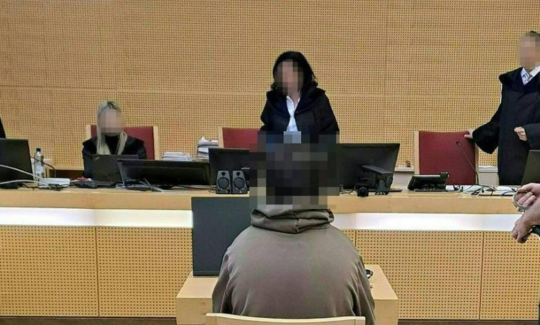 السجن مع وقف التنفيذ والعلاج النفسي لشابة هددت بالطعن في محطة قطارات بالنمسا العليا