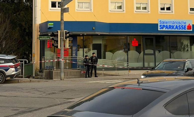 فر بـ “غنائم” مجهولة.. سرقة تحت تهديد السلاح في منطقة “أندريتز” بشتايرمارك والمروحيات تمشط الموقع فر بـ “غنائم” مجهولة.. سرقة تحت تهديد السلاح في منطقة “أندريتز” بشتايرمارك والمروحيات تمشط الموقع
