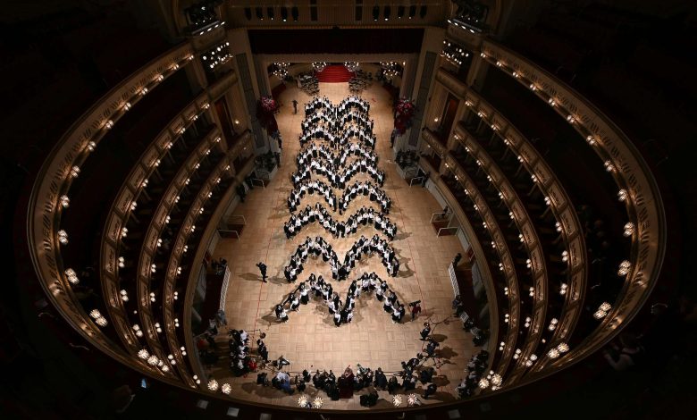 فيينا تتألق في ليلة “Opernball” الـ 68.. عبق البرودواي يغمر دار الأوبرا العريقة بحضور شخصيات عالمية فيينا تتألق في ليلة “Opernball” الـ 68.. عبق البرودواي يغمر دار الأوبرا العريقة بحضور شخصيات عالمية