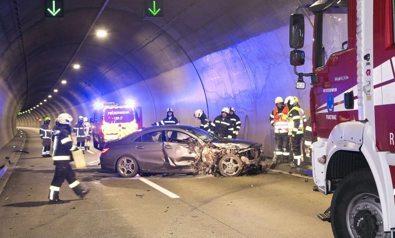 سائق بلا رخصة وسيارة غير مرخصة.. إصابة شاب في حادث بنفق Ambergtunnel في مقاطعة فورآرلبرغ