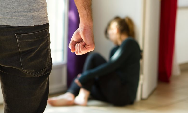 شرطة كيرنتن تلقي القبض على أربعيني بعد اعتدائه على أسرته وفراره