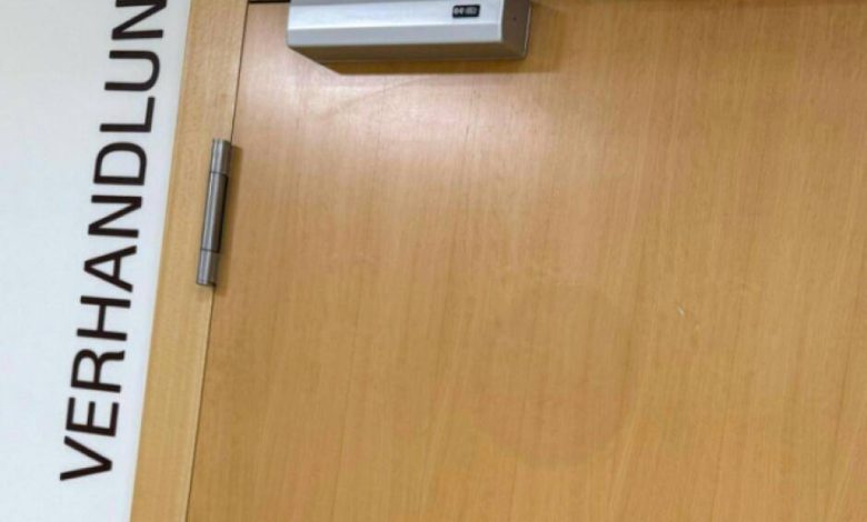 بدء محاكمة ناشط يميني متطرف في فيينا بتهمة “تمجيد النازية” وعرض شعارات محظورة