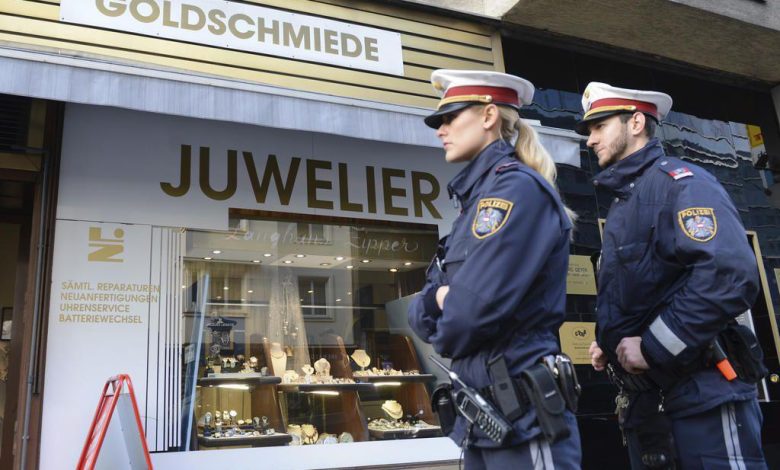 تحت تهديد السلاح.. مجهول يحتجز موظفات متجر مجوهرات في فيينا ويسرق مبالغ مالية