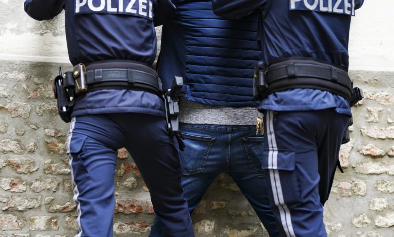 اعتقال مراهق سوري بعد تهديد موظفة بمتجر في فيينا بسلاح أبيض