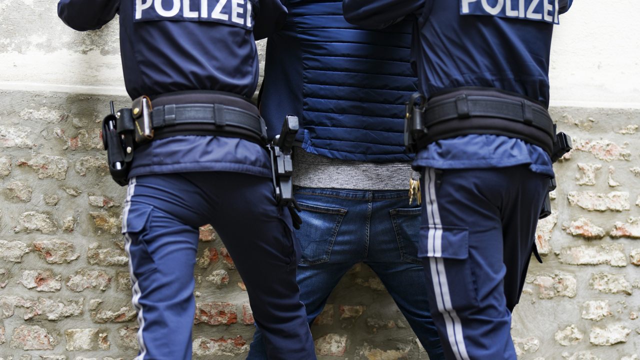 اعتقال مراهق سوري بعد تهديد موظفة بمتجر في فيينا بسلاح أبيض