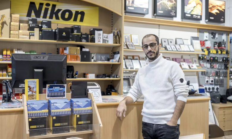 من دمشق إلى فيينا.. الشاب السوري لؤي عبد الفتاح يحقق حلم “استوديو الصور” بعد رحلة لجوء شاقة من دمشق إلى فيينا.. الشاب السوري لؤي عبد الفتاح يحقق حلم “استوديو الصور” بعد رحلة لجوء شاقة