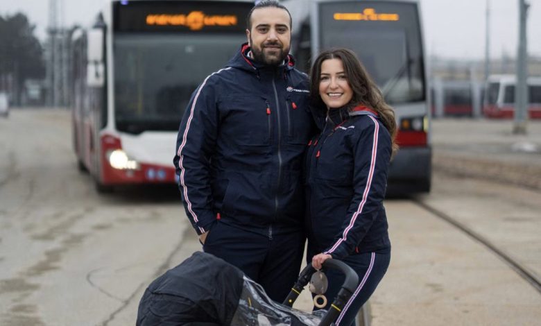 حب على قضبان “فيينا”: قصة “جنة وأحمد” اللذين يجمعهما العش والمهنة في شركة (Wiener Linien)