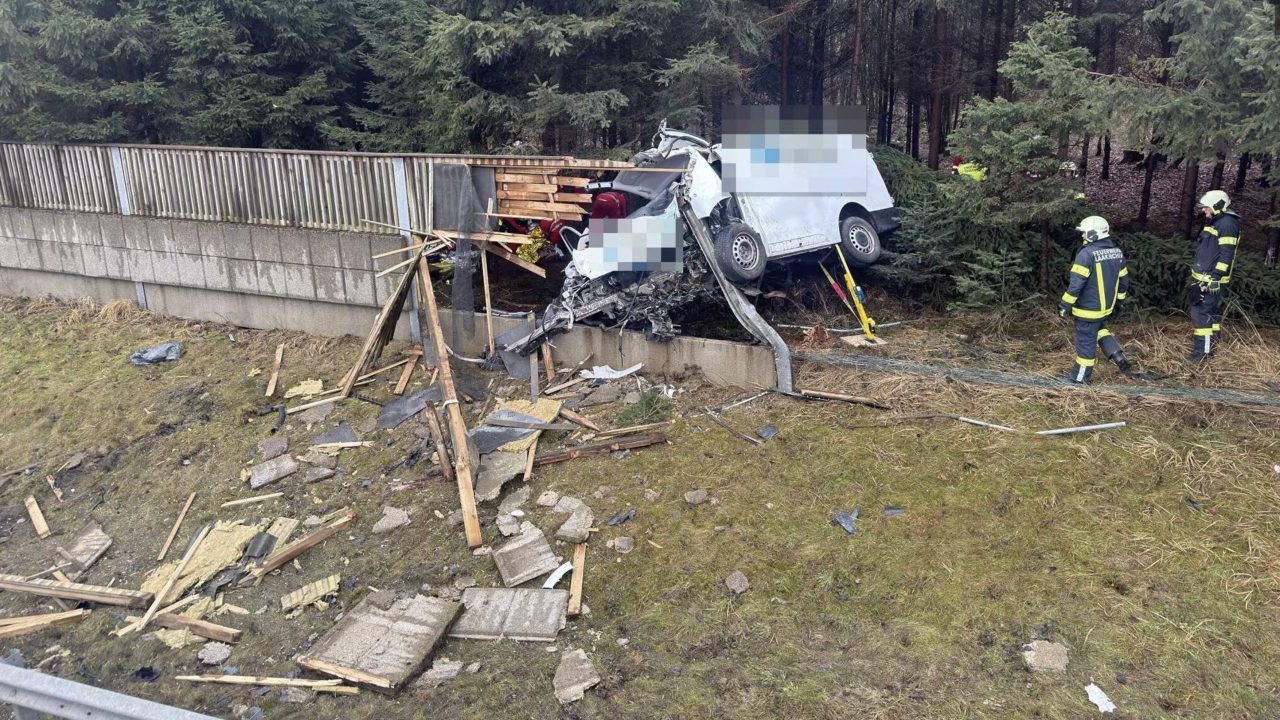 وفاة وإصابة في حادث اصطدام شاحنة بجدار خشبي بالقرب من محطة استراحة بـ “النمسا العليا” وفاة وإصابة في حادث اصطدام شاحنة بجدار خشبي بالقرب من محطة استراحة بـ “النمسا العليا”