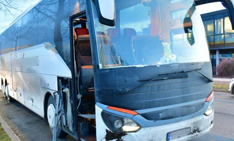“نوم ثوانٍ” كاد يسبب كارثة.. إصابة 3 ركاب في حادث حافلة سياحية بفيينا