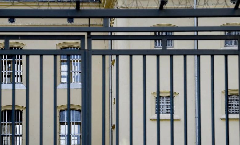عائلة سجين قضى انتحاراً في سجن Josefstadt تطالب الدولة النمساوية بتعويضات عن “آلام الفقد” عائلة سجين قضى انتحاراً في سجن Josefstadt تطالب الدولة النمساوية بتعويضات عن “آلام الفقد”