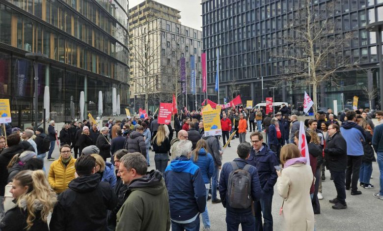 مئات الموظفين في قطاع تكنولوجيا المعلومات ينظمون إضراباً تحذيرياً في فيينا للمطالبة بزيادة الأجور مئات الموظفين في قطاع تكنولوجيا المعلومات ينظمون إضراباً تحذيرياً في فيينا للمطالبة بزيادة الأجور