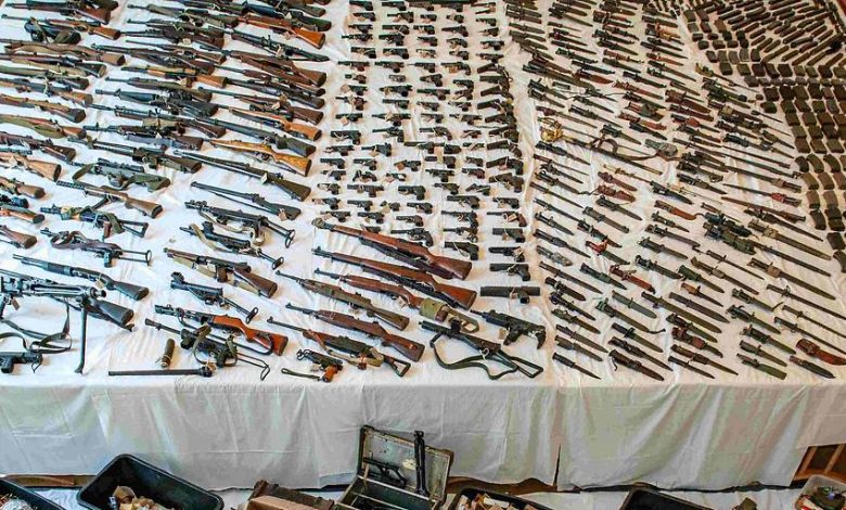 من العنف المنزلي إلى “مخزن أسلحة”.. اكتشاف أكثر من 100 قطعة سلاح ومواد حربية لدى زوجين في النمسا السفلى