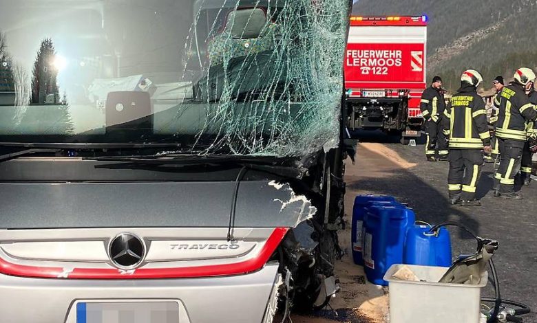 حادث مروع على طريق B179 في تيرول: اصطدام حافلة سياحية بسيارة يخلف 24 جريحاً