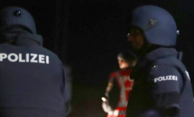 في مطاردة هوليودية.. نمساوي مطلوب أوروبياً يقفز من الطابق الثاني هرباً من قوات الكوبرا في سالزبورغ في مطاردة هوليودية.. نمساوي مطلوب أوروبياً يقفز من الطابق الثاني هرباً من قوات الكوبرا في سالزبورغ