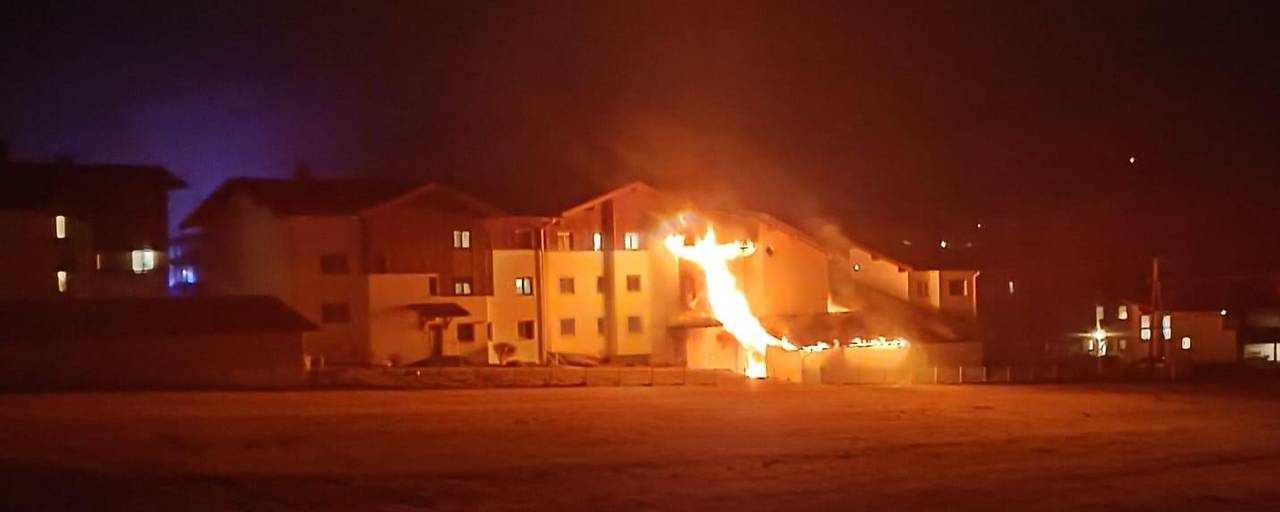 إجلاء 36 شخصاً إثر حريق ضخم أججته الرياح القوية شرق تيرول وإخلاء 30 شقة سكنية إجلاء 36 شخصاً إثر حريق ضخم أججته الرياح القوية شرق تيرول وإخلاء 30 شقة سكنية