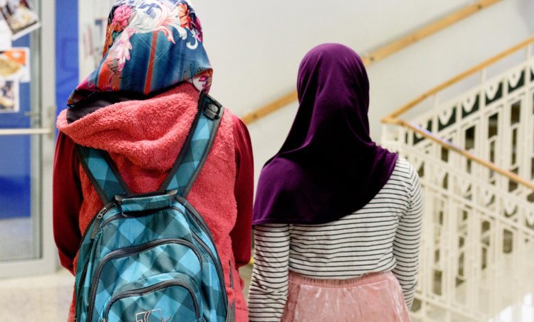 نقابة المعلمين الاشتراكية: حظر الحجاب “غير كافٍ” ويجب إخراج الدين تماماً من المدارس في النمسا