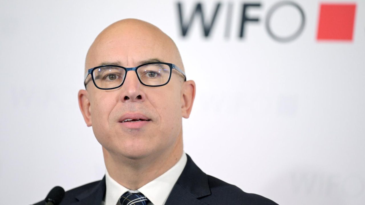 رئيس معهد WIFO: التدخل في أسعار الديزل يصبح ضرورياً إذا تجاوز عتبة اليوروين للتر الواحد في النمسا رئيس معهد WIFO: التدخل في أسعار الديزل يصبح ضرورياً إذا تجاوز عتبة اليوروين للتر الواحد في النمسا