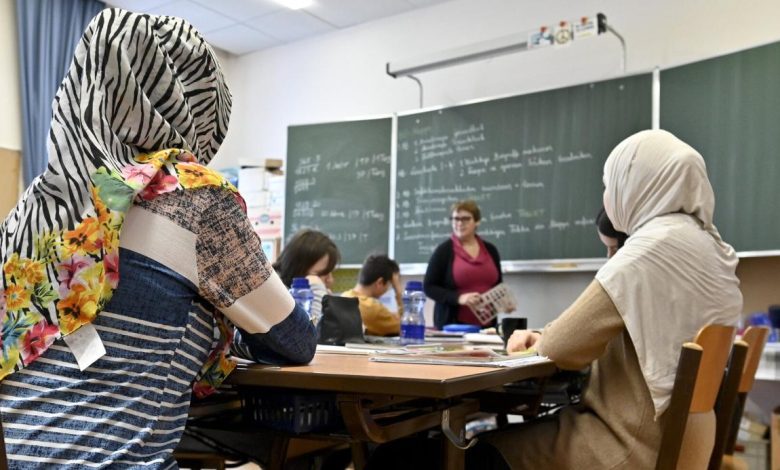 بعد إلزامية التبليغ.. صدام بين المعلمين ووزارة التعليم النمساوية حول آلية تنفيذ حظر الحجاب دون سن الـ 14 بعد إلزامية التبليغ.. صدام بين المعلمين ووزارة التعليم النمساوية حول آلية تنفيذ حظر الحجاب دون سن الـ 14