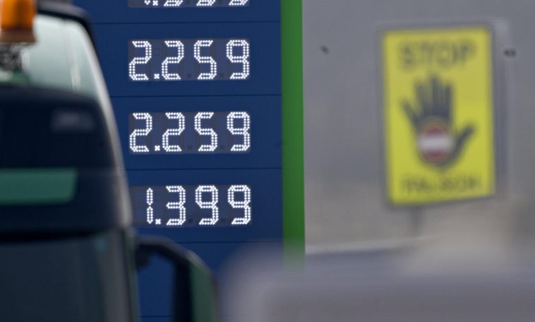 وزير الاقتصاد هاتمانسدورفر يأمر بالتحقيق في “قفزة” أسعار الوقود في النمسا