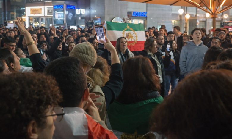 بعد 16 عاماً من الترقب.. مئات المتظاهرين في فيينا يرحبون بسقوط خامنئي ويرفعون أعلام المعارضة بعد 16 عاماً من الترقب.. مئات المتظاهرين في فيينا يرحبون بسقوط خامنئي ويرفعون أعلام المعارضة