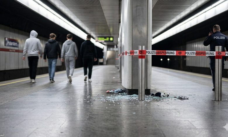 شرطة “فيينا” تضبط 5 مراهقين من سلوفاكيا وسوريا بعد معركة دامية في مترو فيينا U1 شرطة “فيينا” تضبط 5 مراهقين من سلوفاكيا وسوريا بعد معركة دامية في مترو فيينا U1