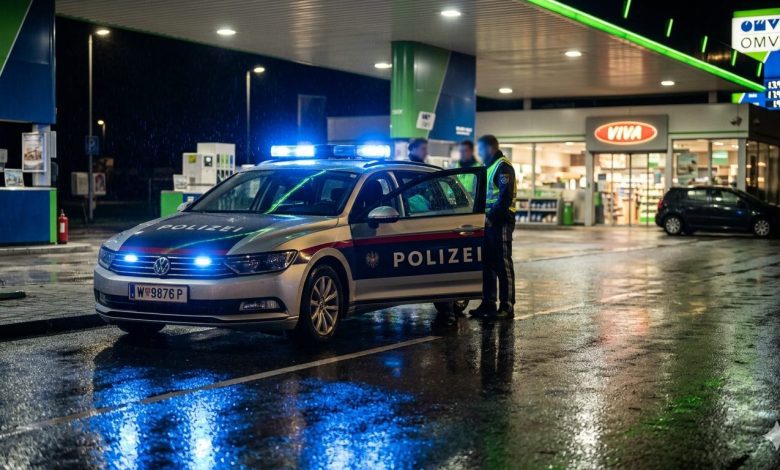 لتمويل إدمان القمار.. القبض على تاجرين تخصصا في بيع الأمفيتامين بمحطة وقود في النمسا العليا لتمويل إدمان القمار.. القبض على تاجرين تخصصا في بيع الأمفيتامين بمحطة وقود في النمسا العليا