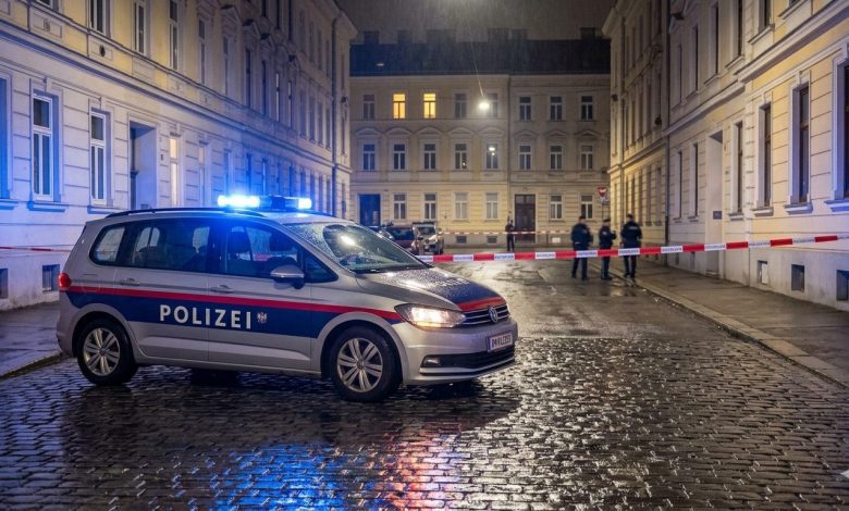 انتقادات لتقاعس المارة وتصويرهم الضحايا بالهواتف خلال هجوم Linz بالنمسا العليا الدامي ضد مسلمين انتقادات لتقاعس المارة وتصويرهم الضحايا بالهواتف خلال هجوم Linz بالنمسا العليا الدامي ضد مسلمين