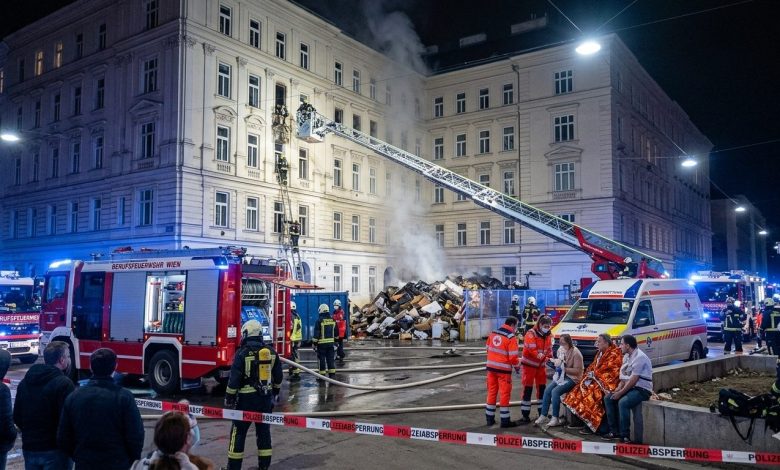 إصابة 8 أشخاص في حريق “نفايات ضخمة” في مجمع سكني يقع بساحة Reumannplatz بفيينا 10 إصابة 8 أشخاص في حريق “نفايات ضخمة” في مجمع سكني يقع بساحة Reumannplatz بفيينا 10