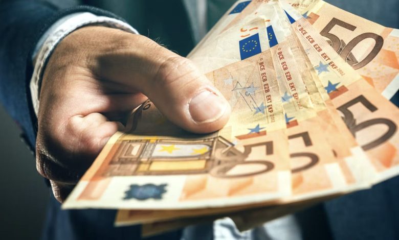 اتهام ثلاثة مجريين بالاحتيال على المساعدات الاجتماعية بـ 60 ألف يورو عبر عناوين سكن وهمية في النمسا السفلى اتهام ثلاثة مجريين بالاحتيال على المساعدات الاجتماعية بـ 60 ألف يورو عبر عناوين سكن وهمية في النمسا السفلى